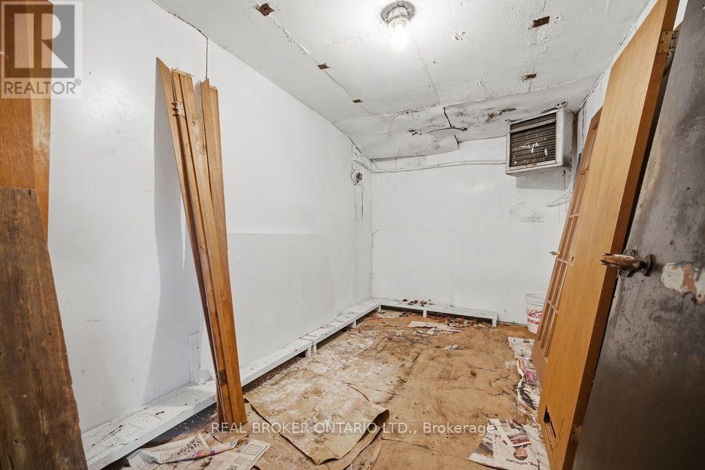 800 Pinegrove Crescent — photo 44