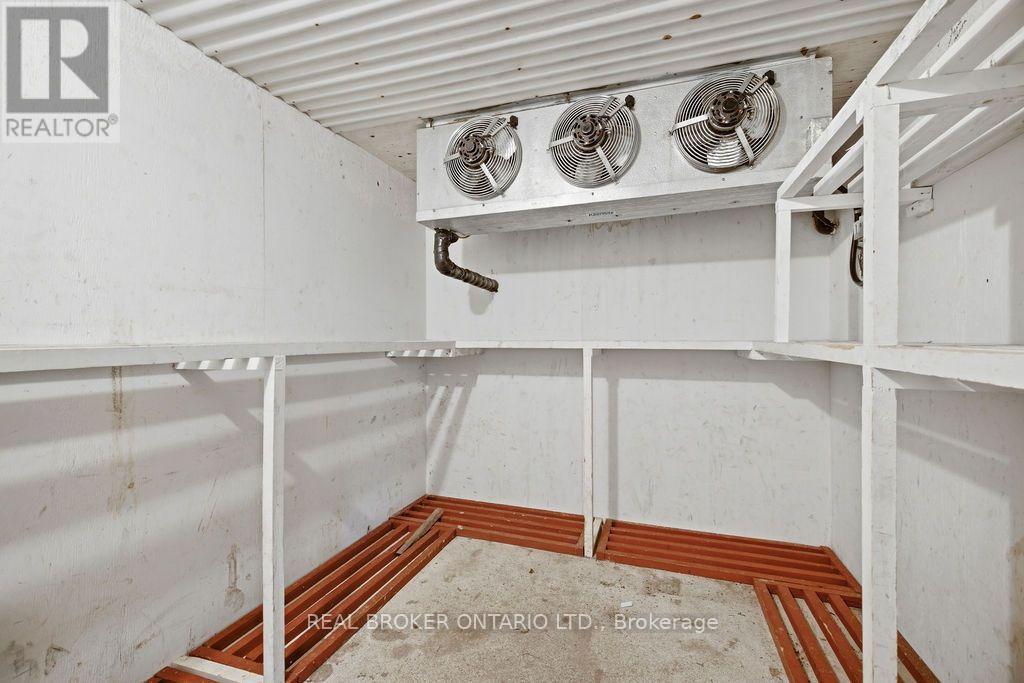 800 Pinegrove Crescent — photo 46