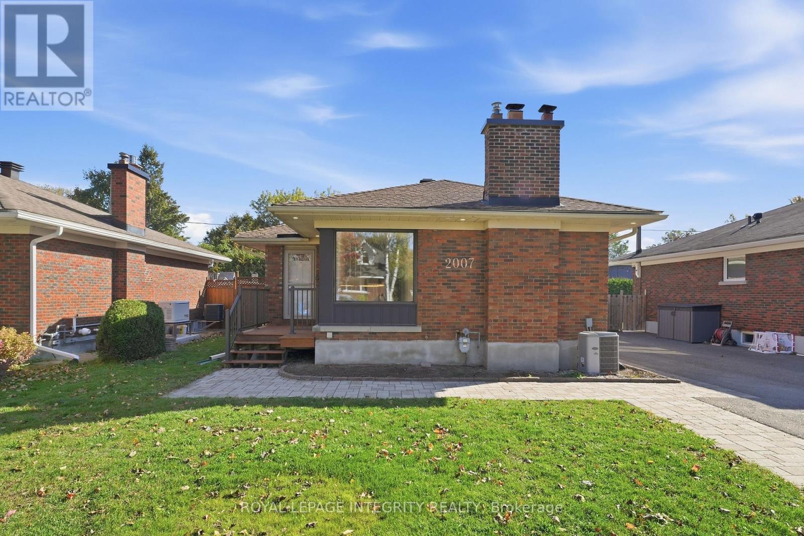 Charming bungalow is amazing neighbourhood.