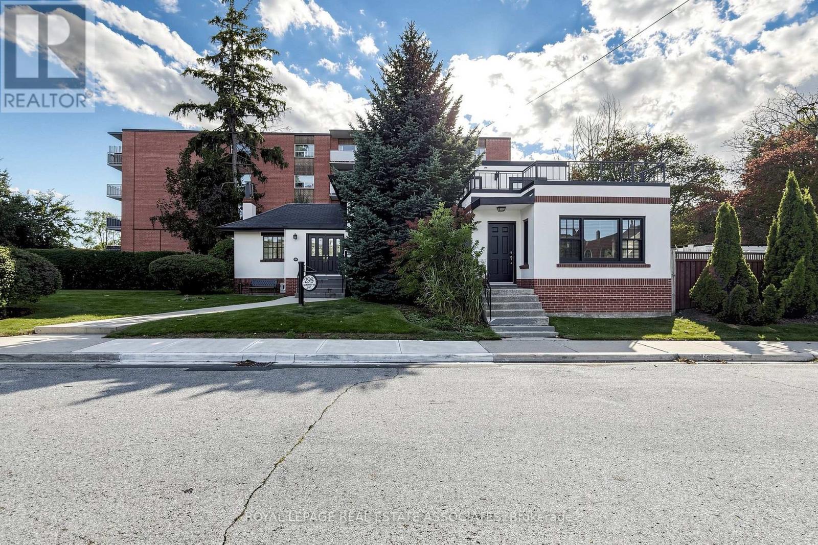 298 LAKESHORE ROAD E - 3