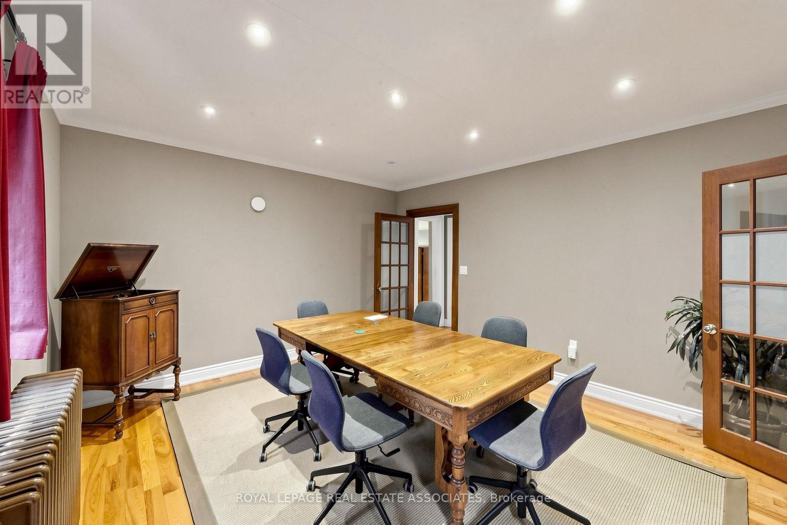298 LAKESHORE ROAD E - 13