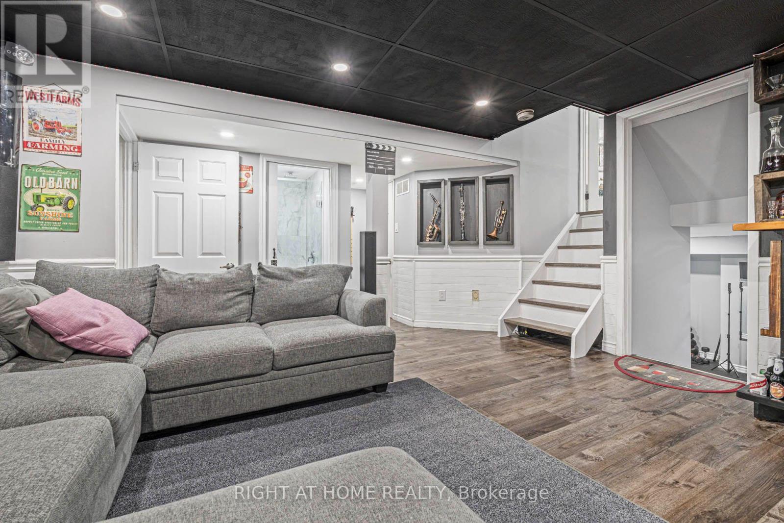 36 BURTON ROAD W - 25