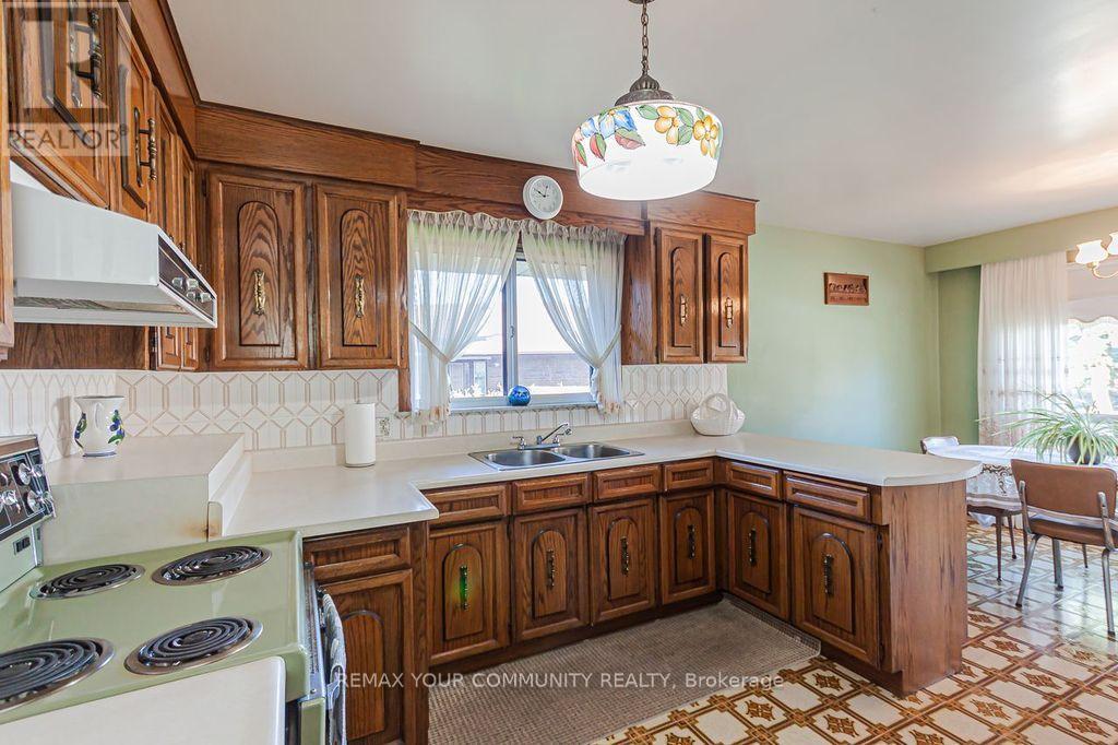 15 Valencia Crescent, Toronto, ON photo 11
