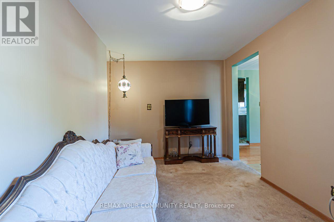 15 Valencia Crescent, Toronto, ON photo 13