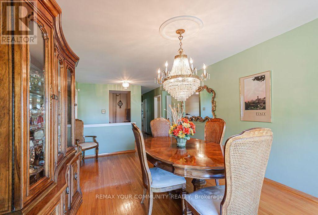 15 Valencia Crescent, Toronto, ON photo 6