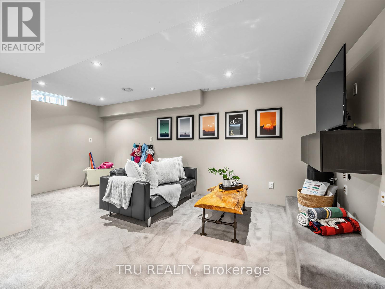 63 Russell Street — photo 32