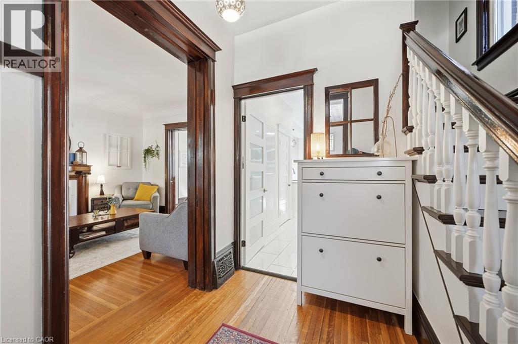 35 FAIRLEIGH Avenue S - Image 4