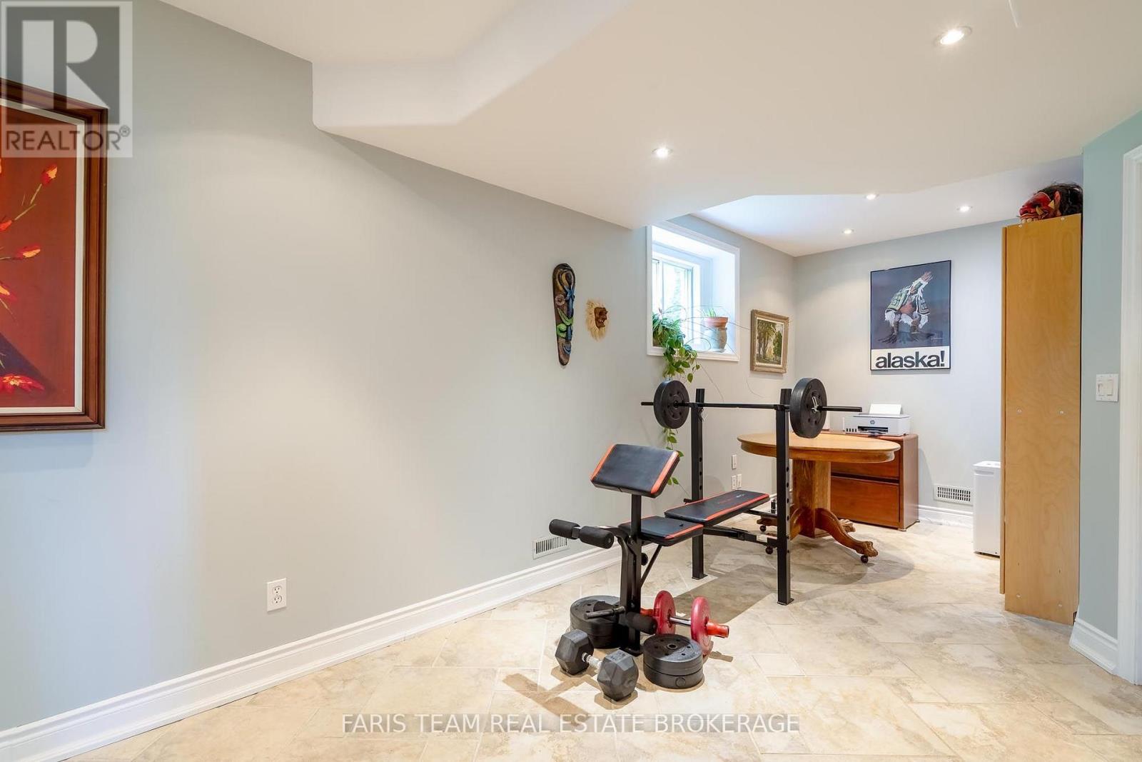 1011 FERRIER AVENUE - 13