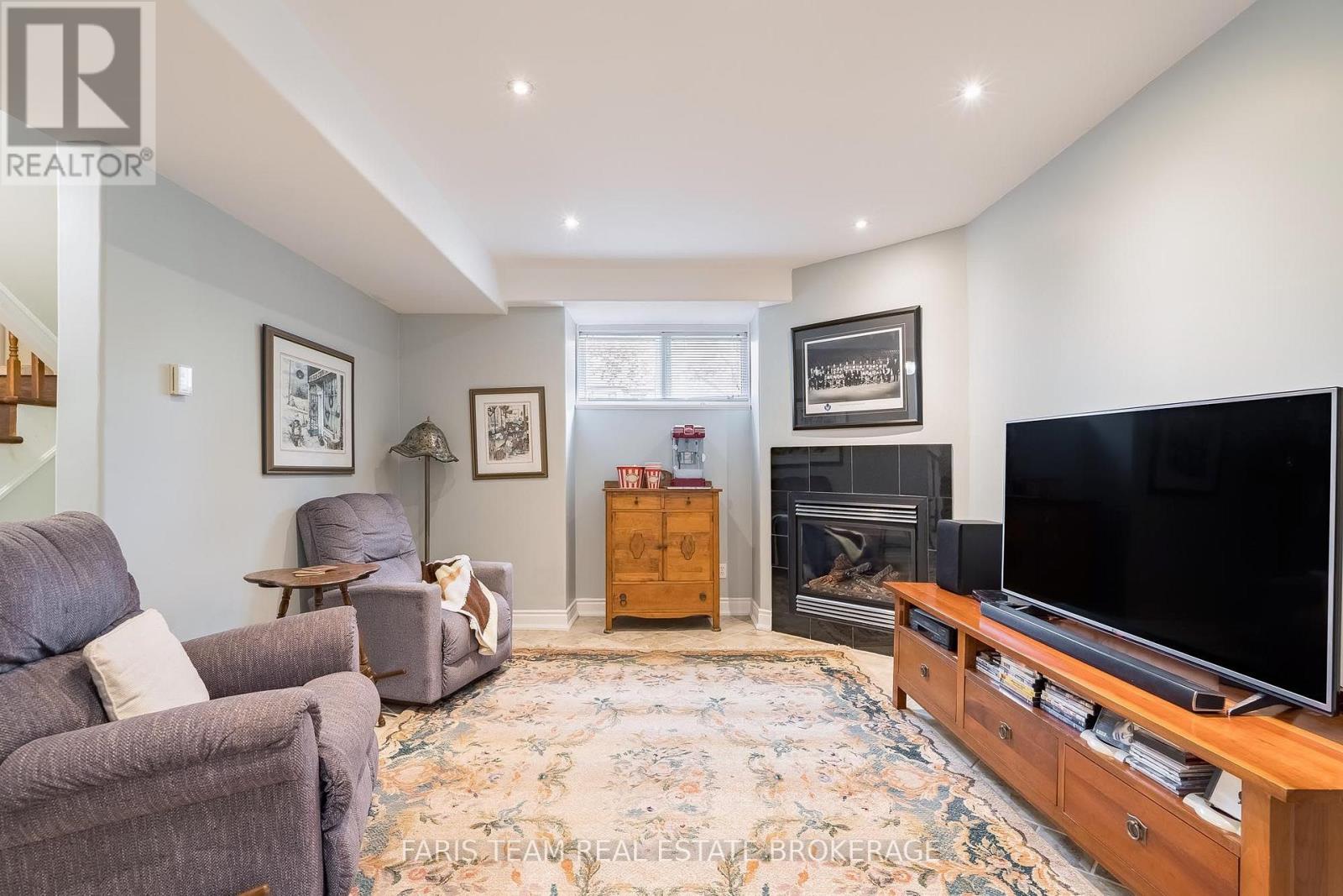 1011 FERRIER AVENUE - 14