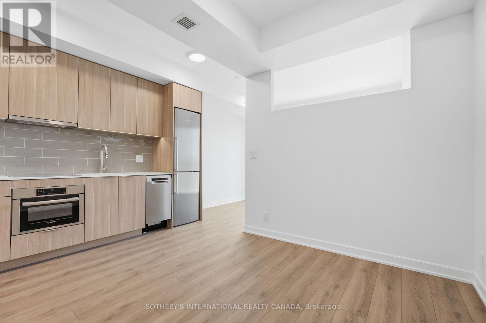 88 Bathurst Street — photo 2