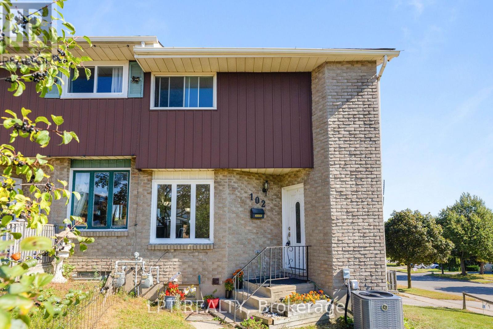 102 The Country Way, Kitchener, ON photo 4