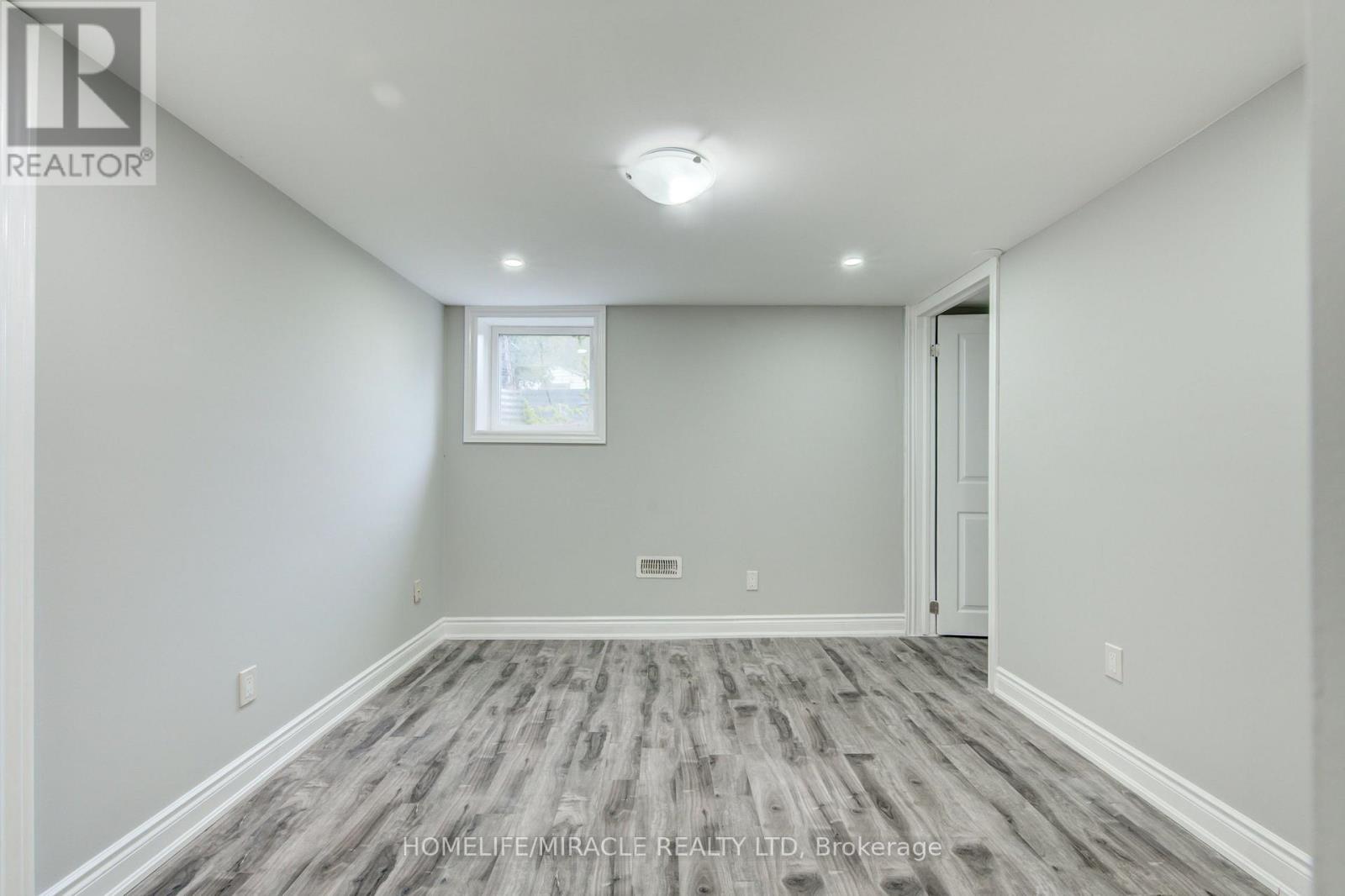 104 Queenston Crescent — photo 30