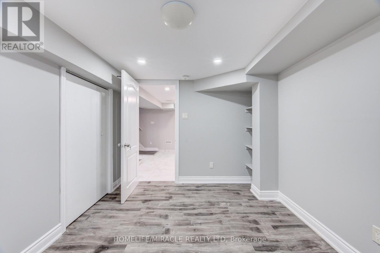 104 Queenston Crescent — photo 37