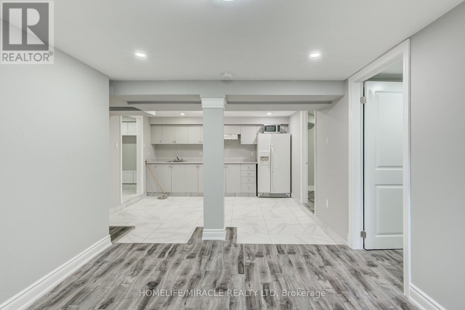 104 Queenston Crescent — photo 31