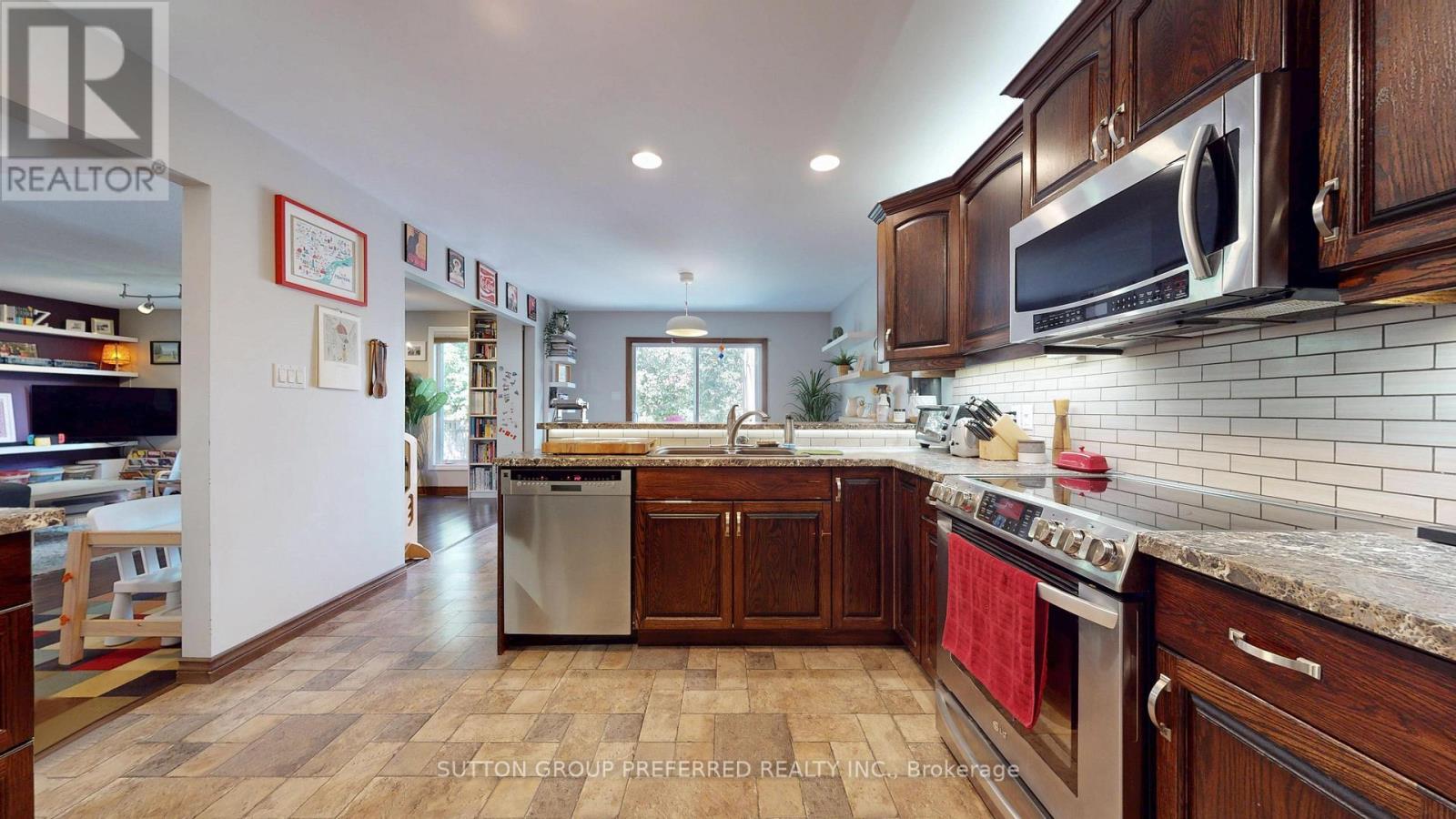 105 RICHMEADOW CRESCENT - 21
