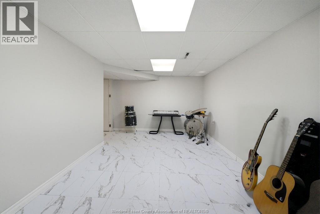 5557 CORONATION AVENUE - 25