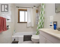 4pc Bathroom - 426 Elm Street, Sudbury, ON P3C1W2 Photo 7