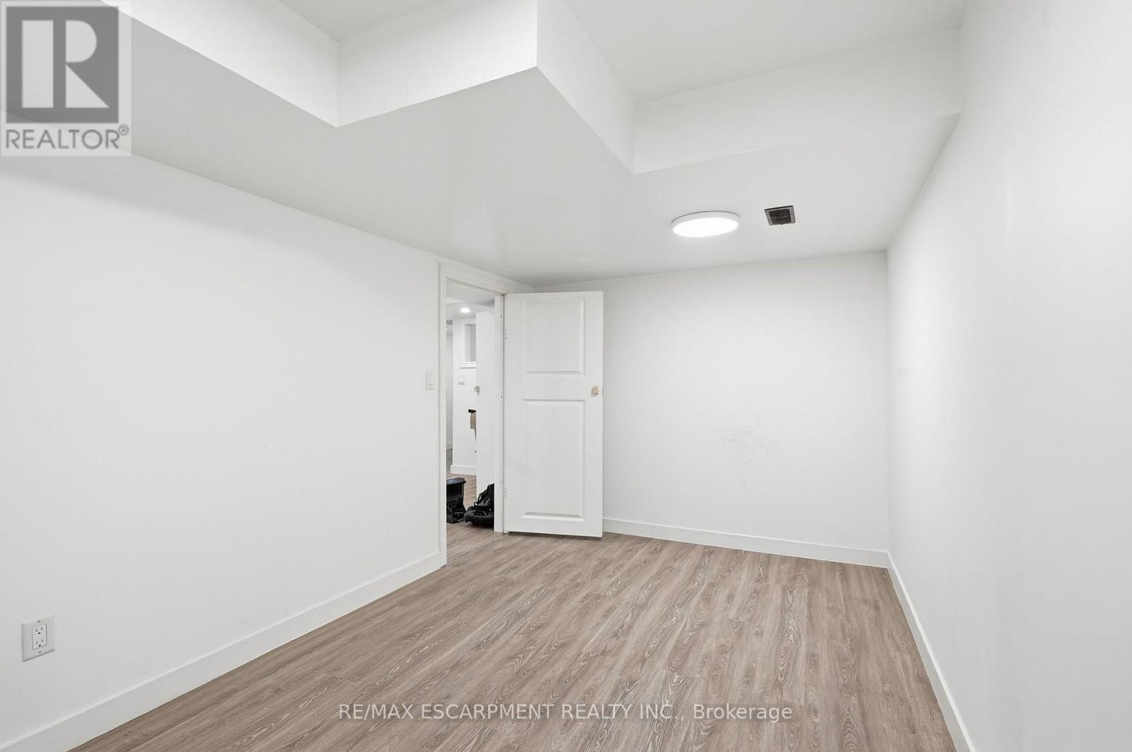 #8 400 STONEHENGE DRIVE - 32