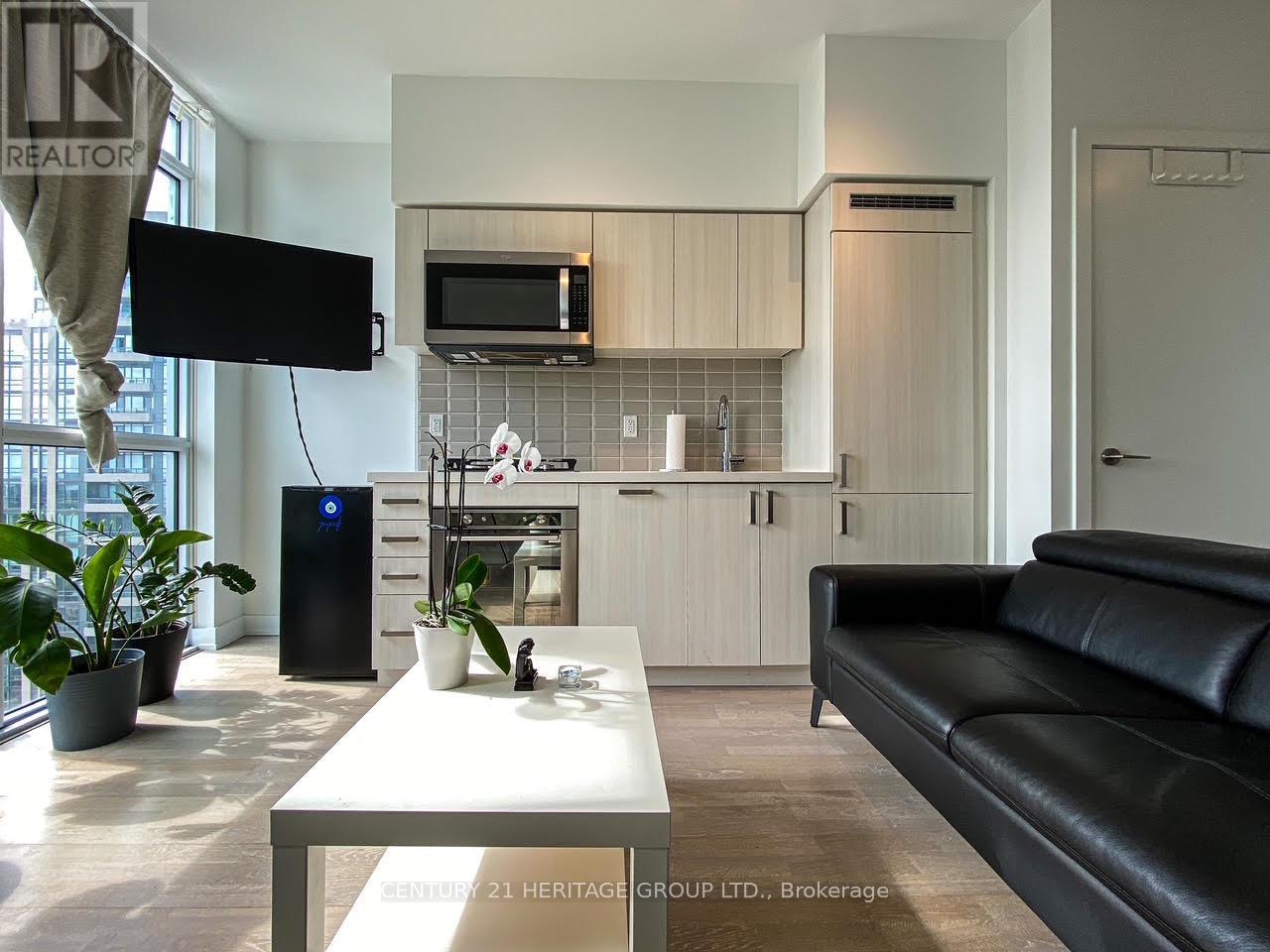 501 St Clair Avenue West — photo 4