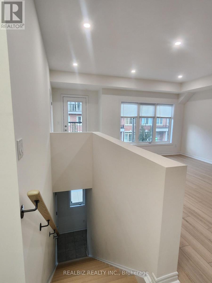 15 Eaton Park Lane — photo 4