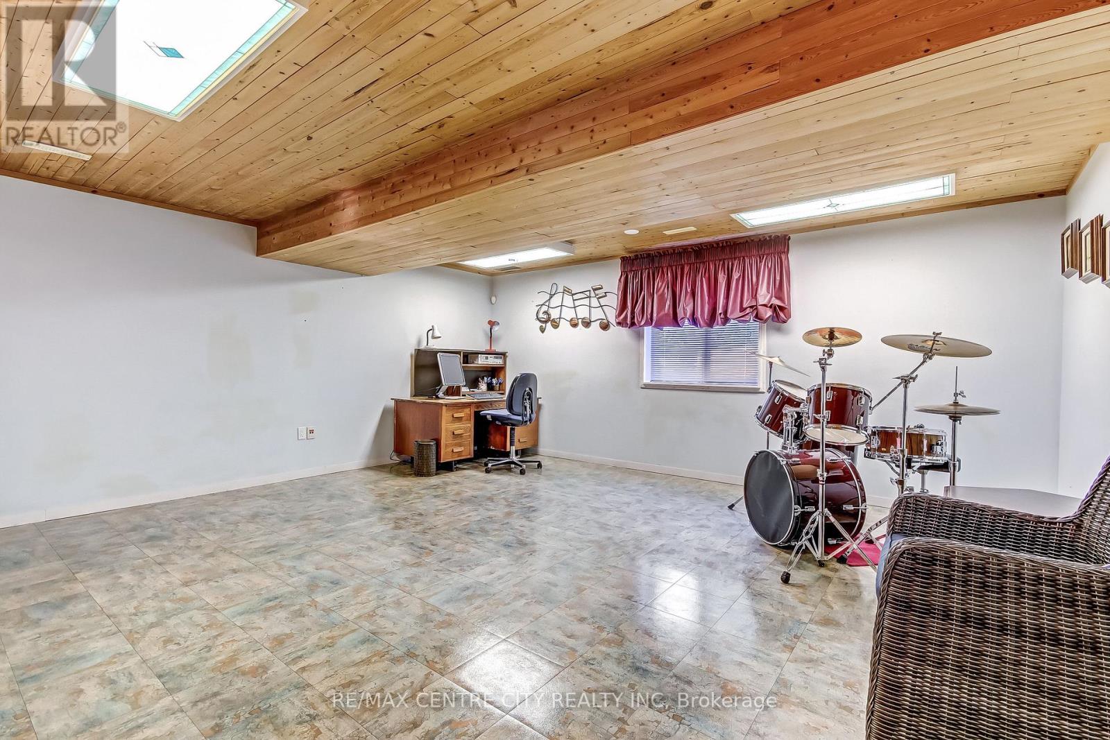 22 Harrington Crescent — photo 18