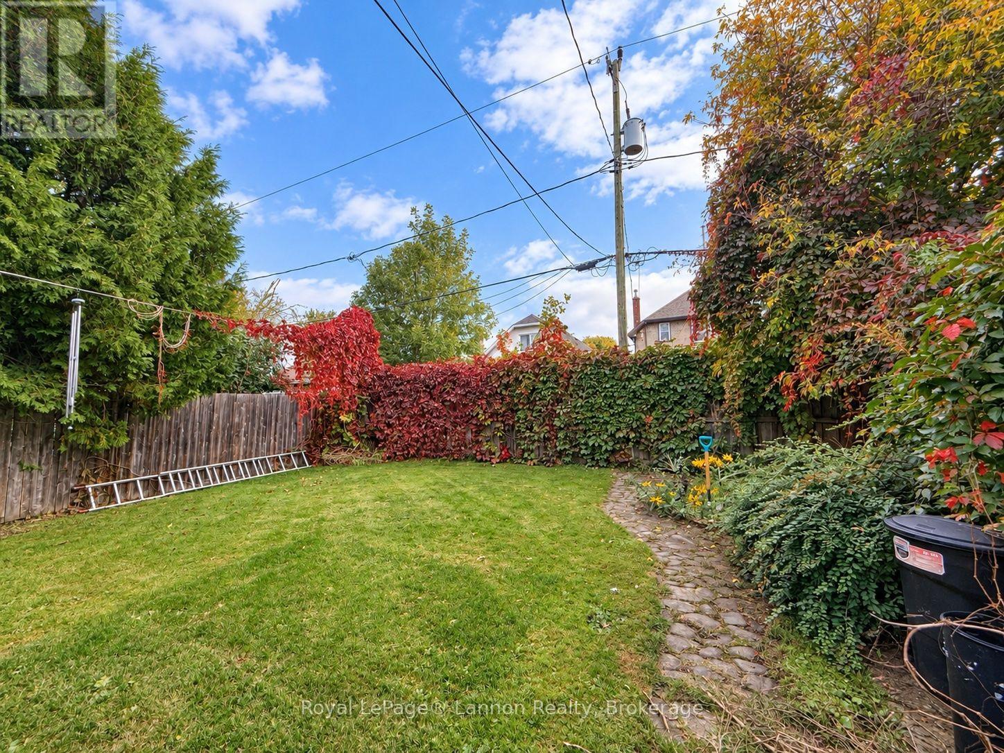 362 MCKELLAR STREET N - 32