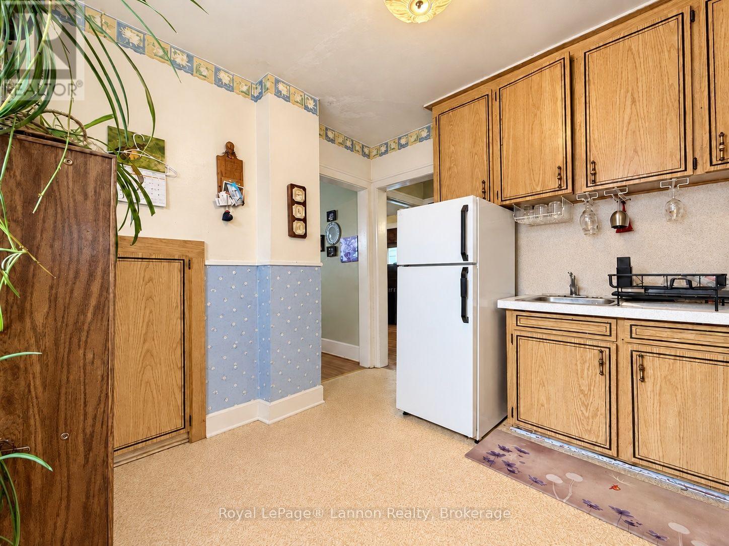 362 MCKELLAR STREET N - 8