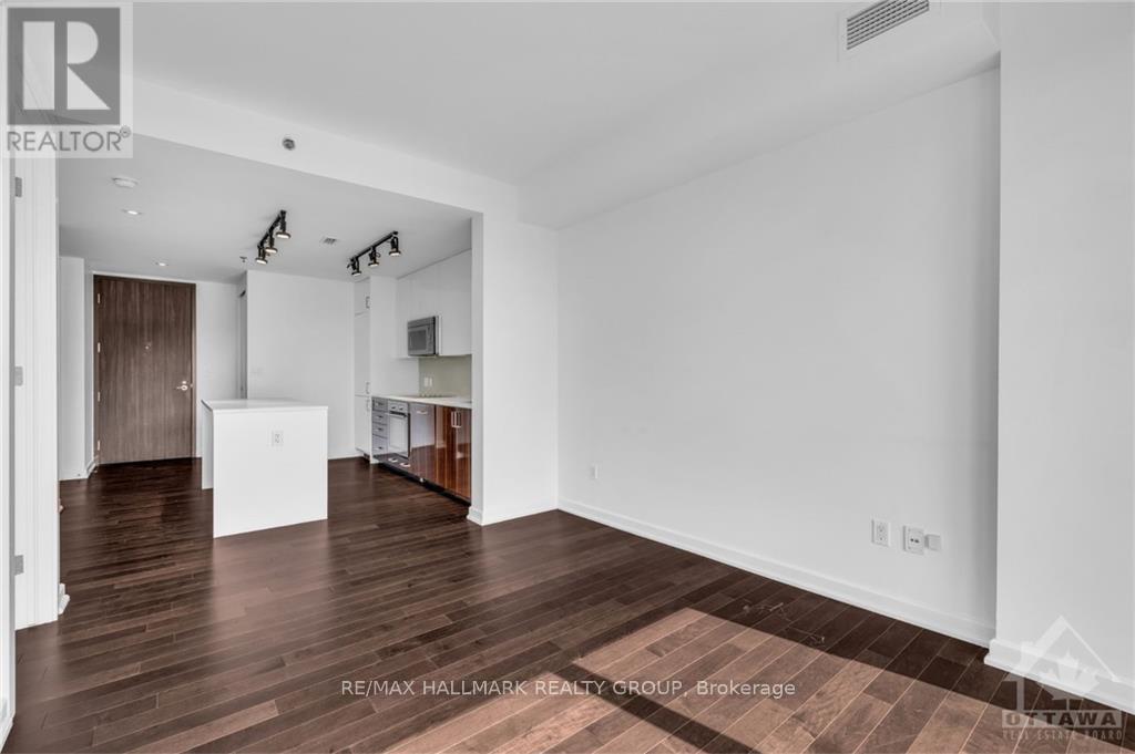 300 Lisgar Street — photo 16