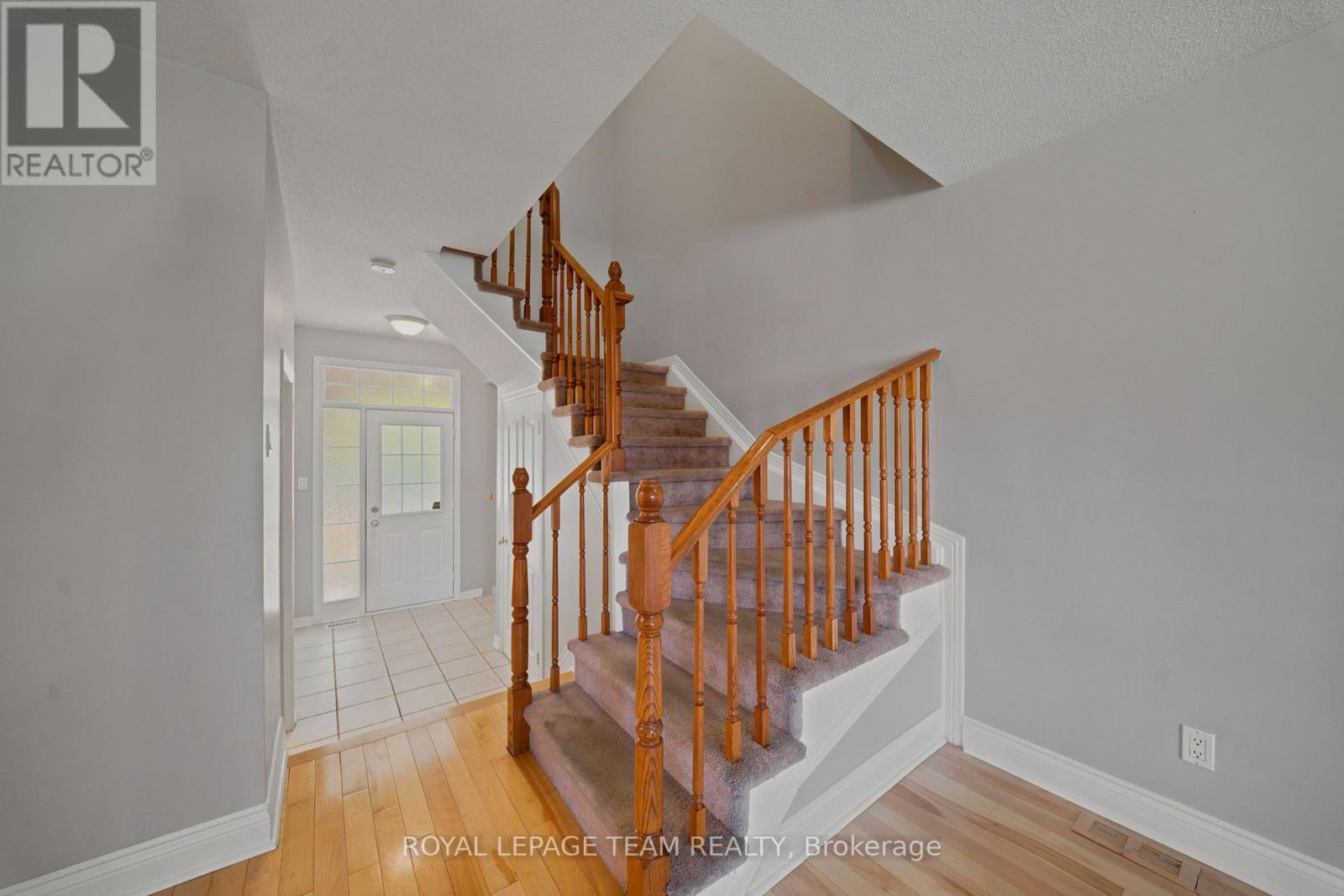 Spacious foyer/closet room w/ garage access