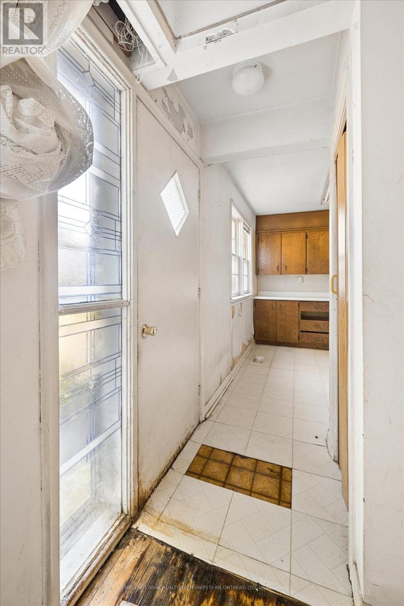 2 Lincoln Crescent, Guelph, ON photo 12
