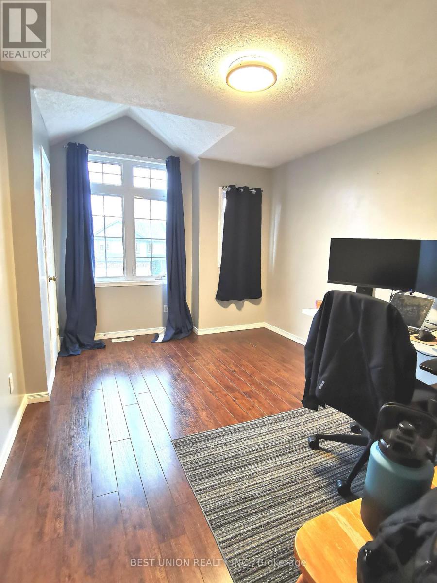 229 FEATHERSTONE CRESCENT — photo 3