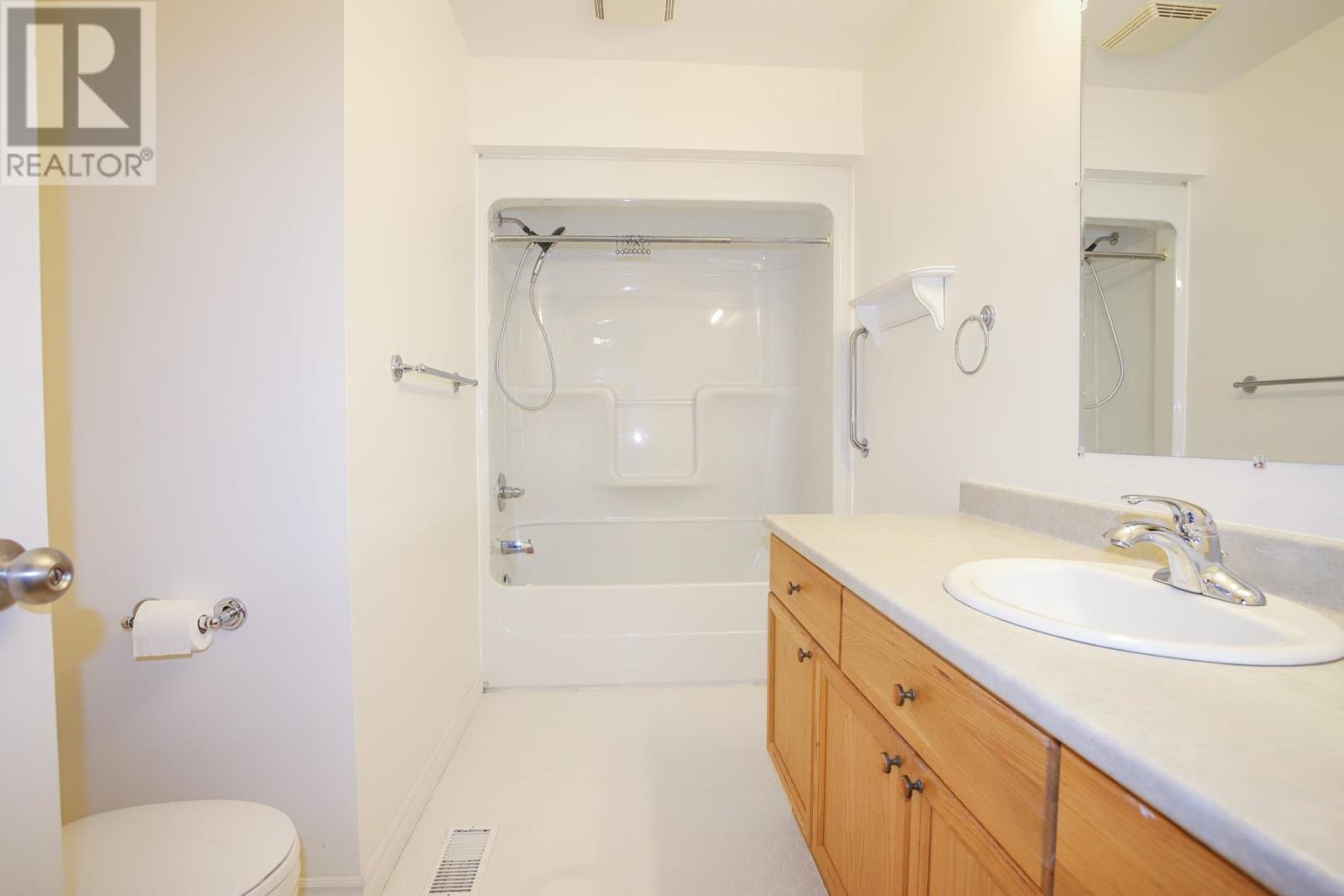 882 Pine St — photo 18