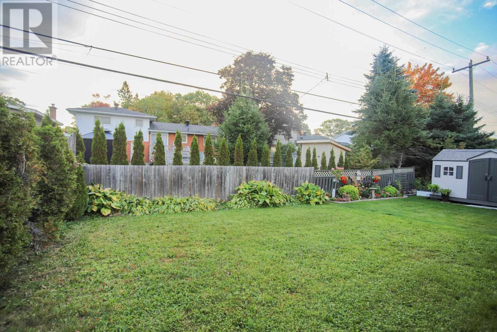 882 Pine St — photo 25