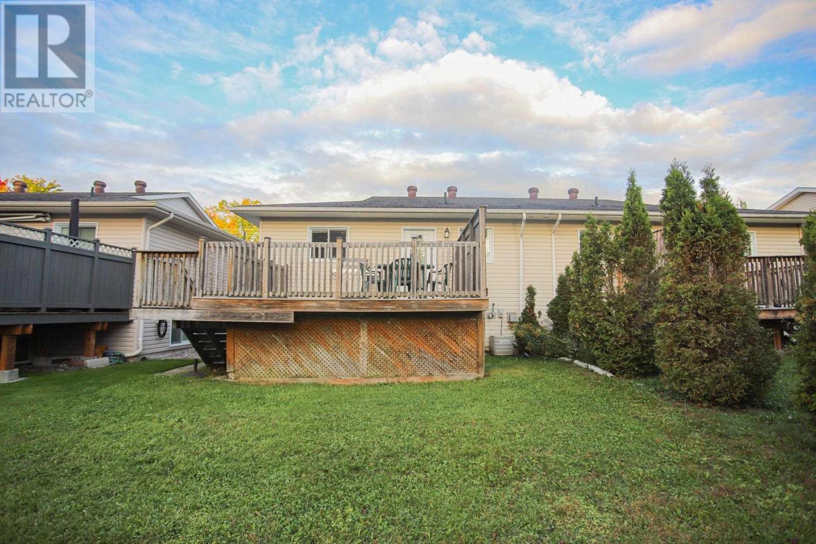 882 Pine St — photo 26