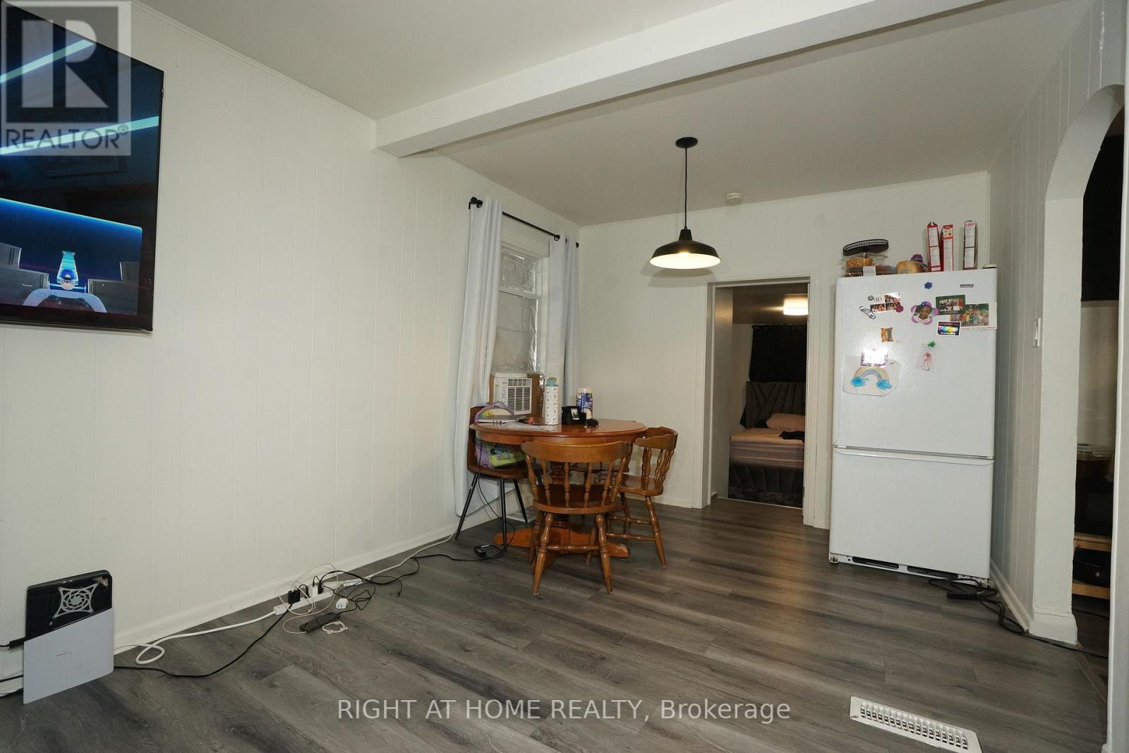 59 Saunby Street North — photo 32