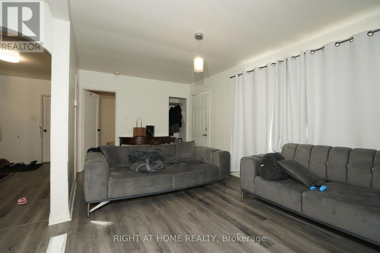 59 Saunby Street North — photo 33