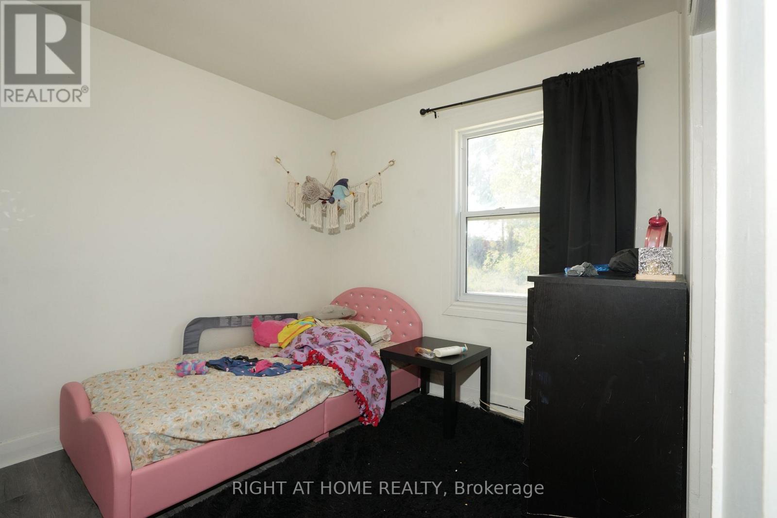 59 Saunby Street North — photo 34