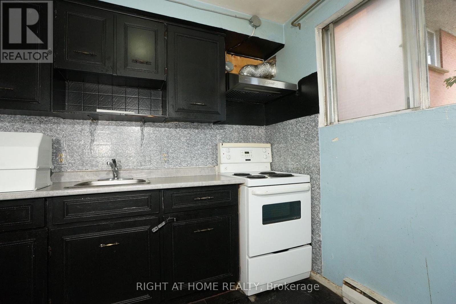 59 Saunby Street North — photo 41