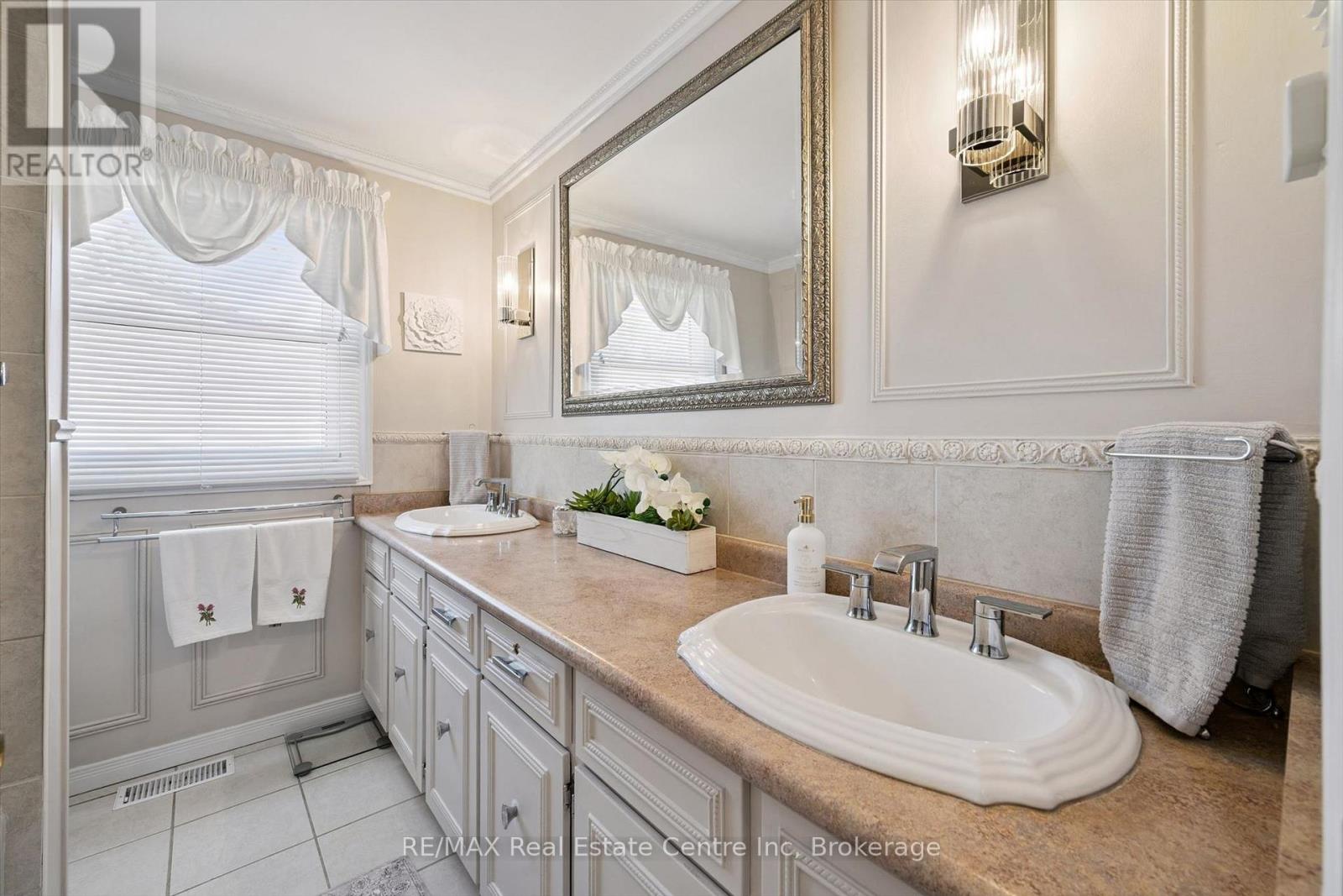 47 LAMBERT CRESCENT - 24