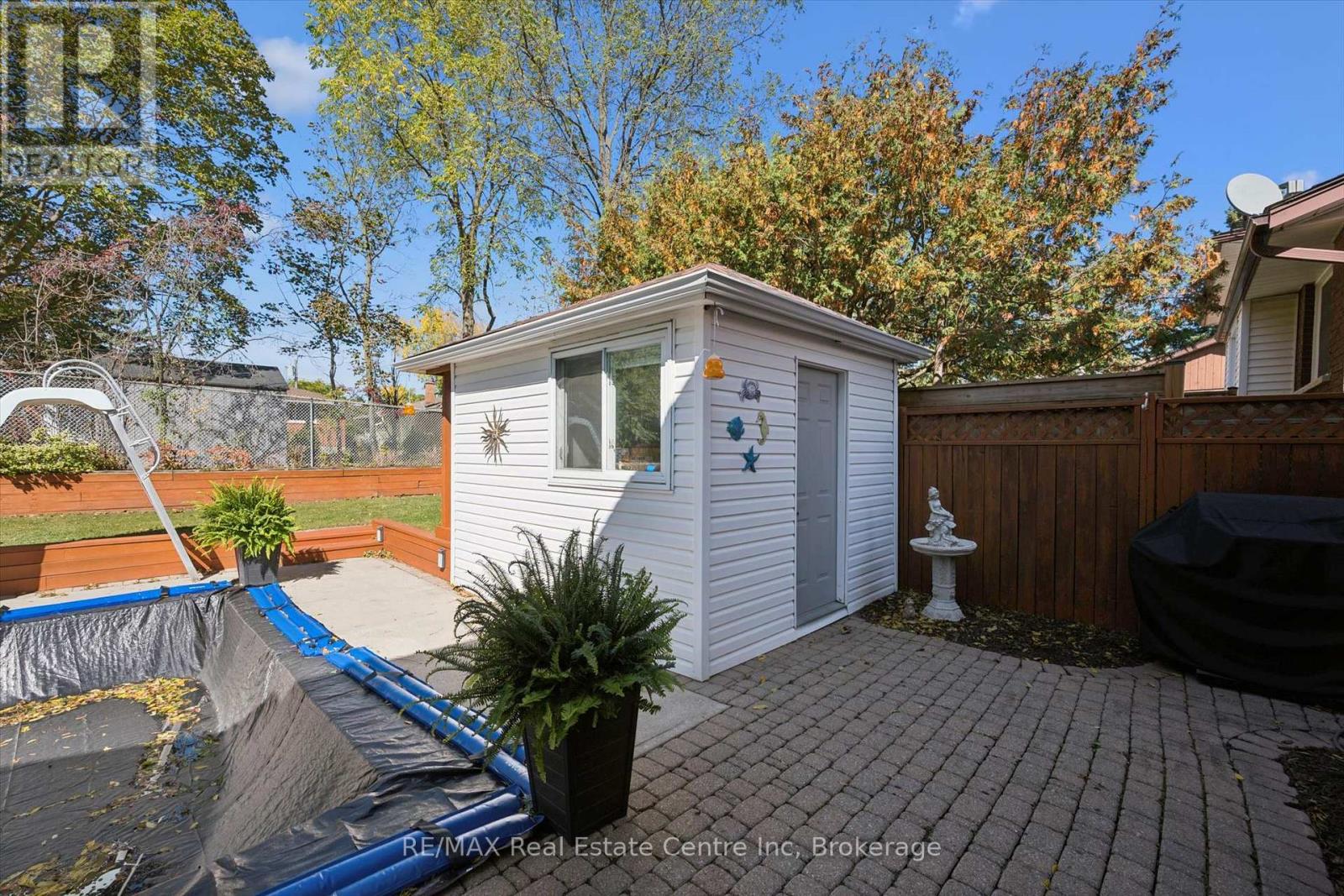 47 LAMBERT CRESCENT - 37