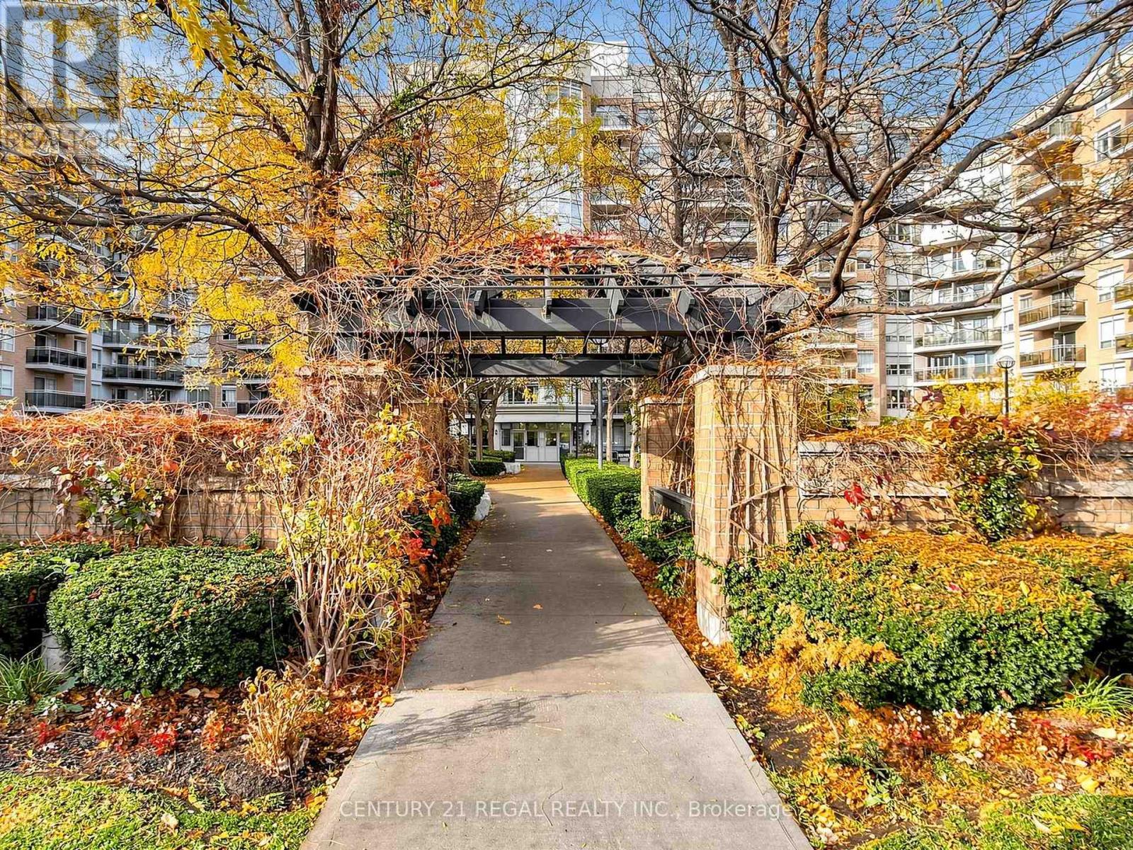 650 Lawrence Avenue West — photo 34