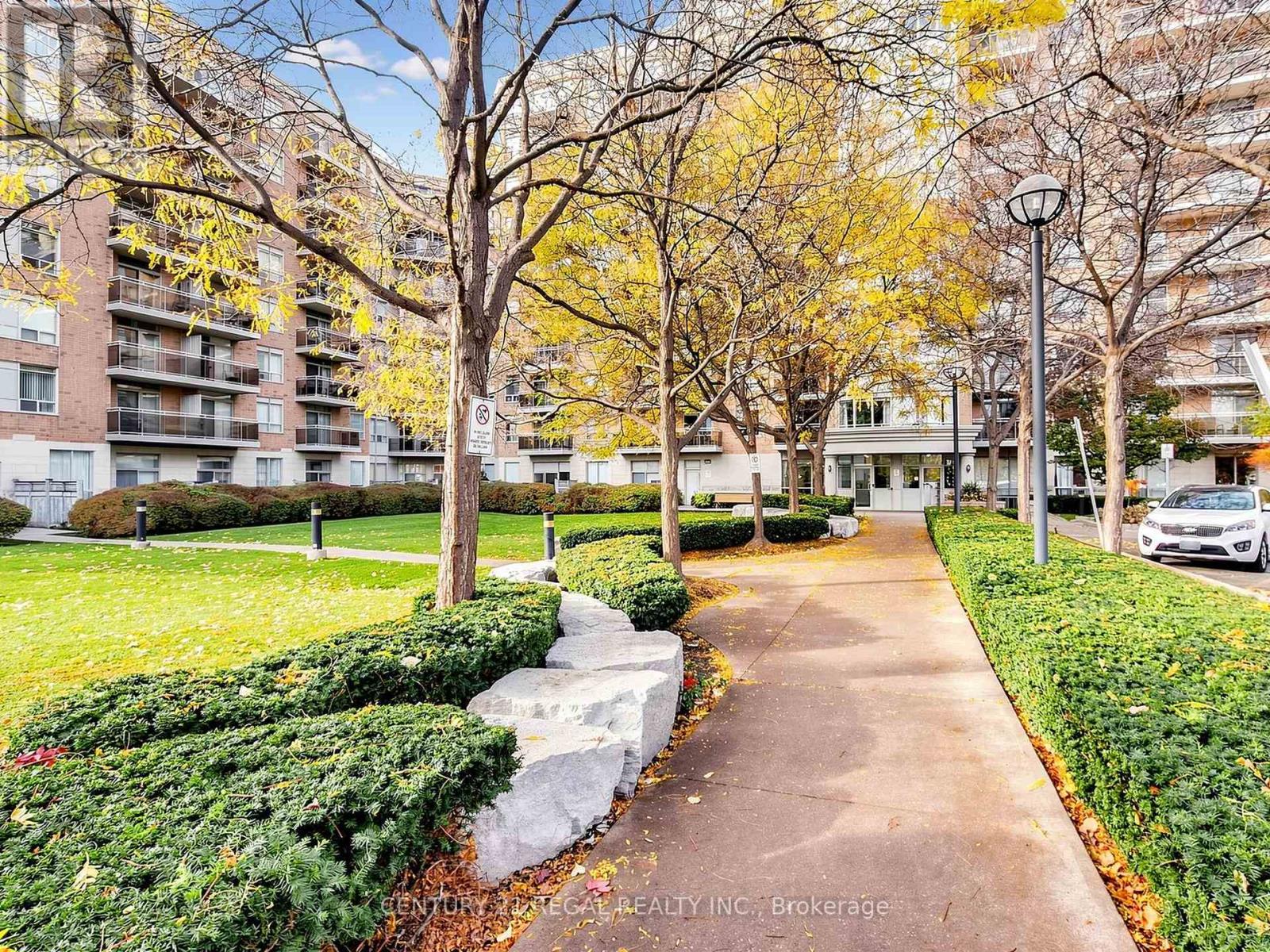 650 Lawrence Avenue West — photo 35