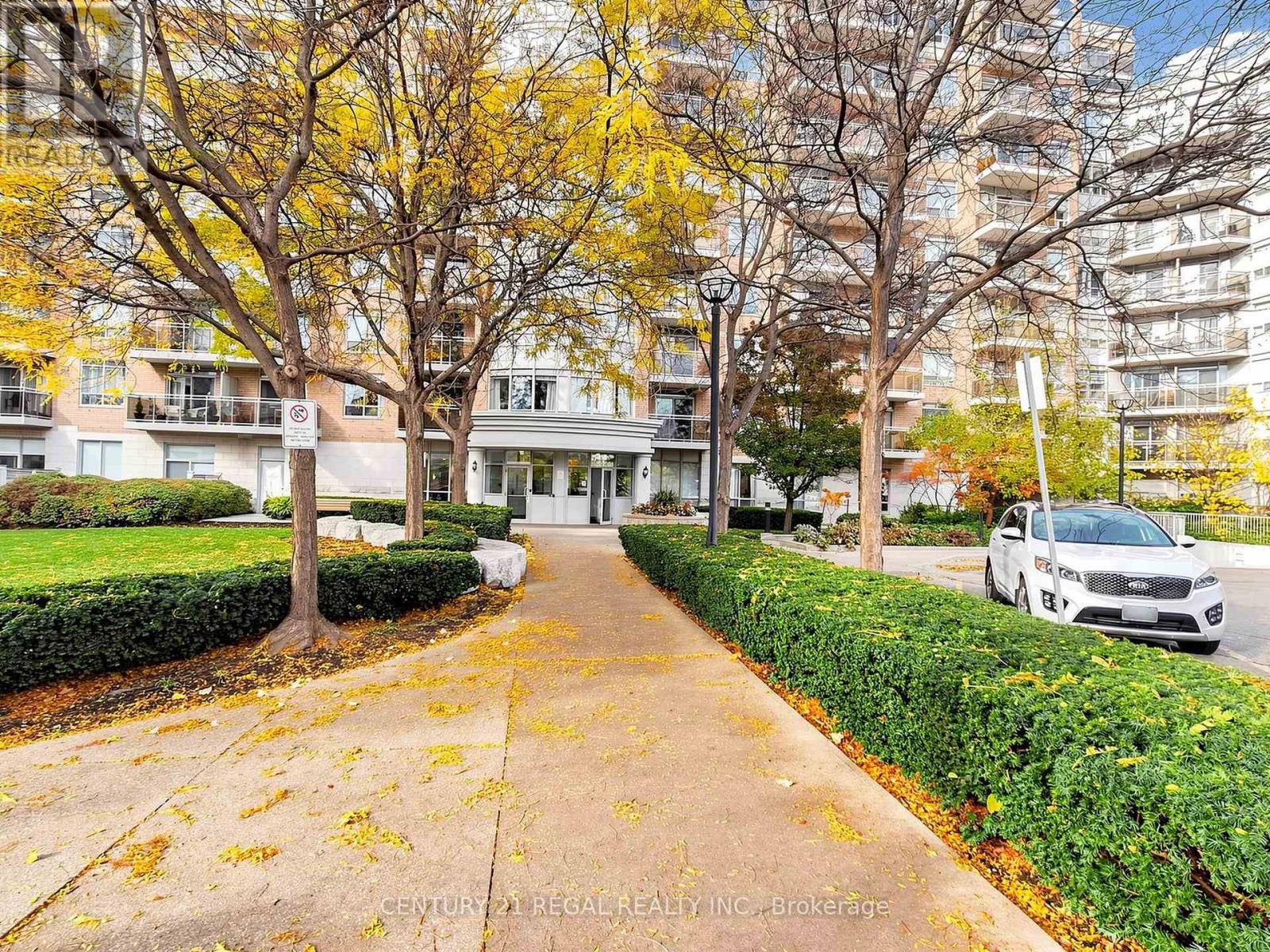 650 Lawrence Avenue West — photo 37