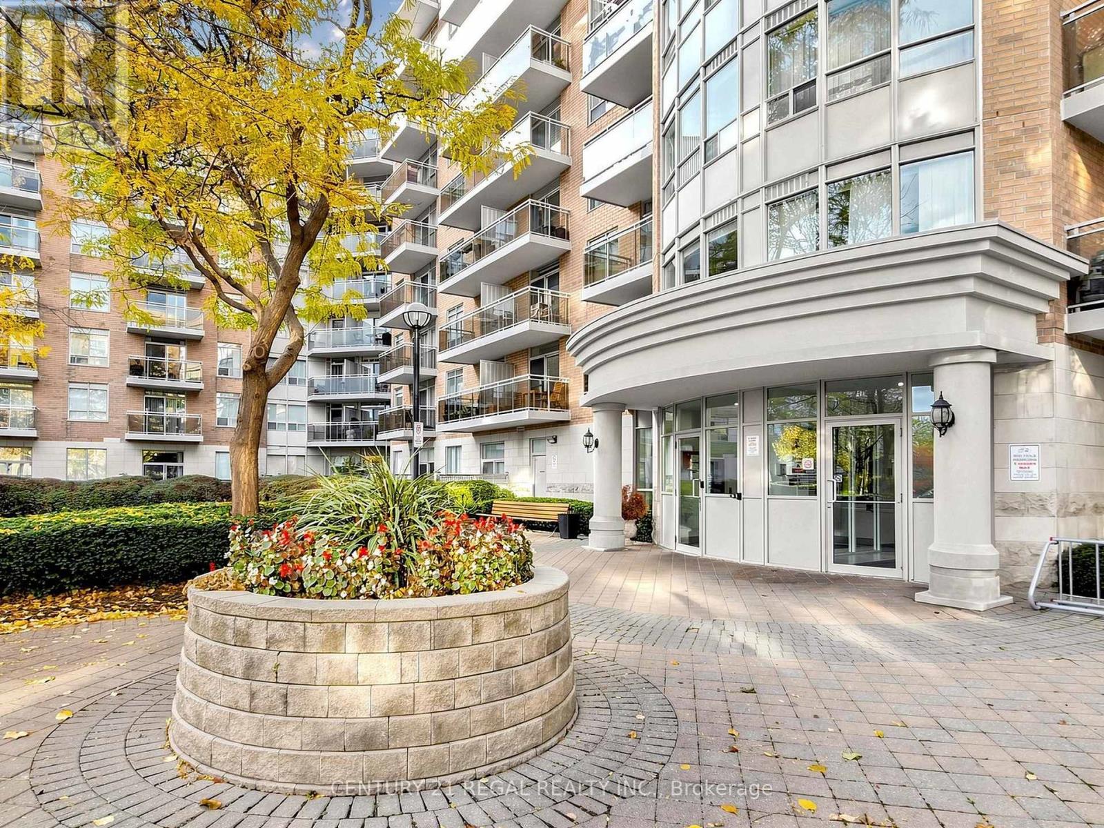 650 Lawrence Avenue West — photo 40