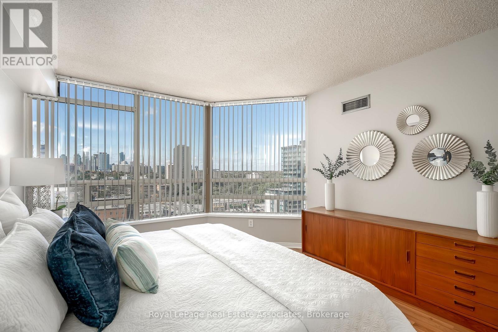 #1611 75 KING STREET E - 24