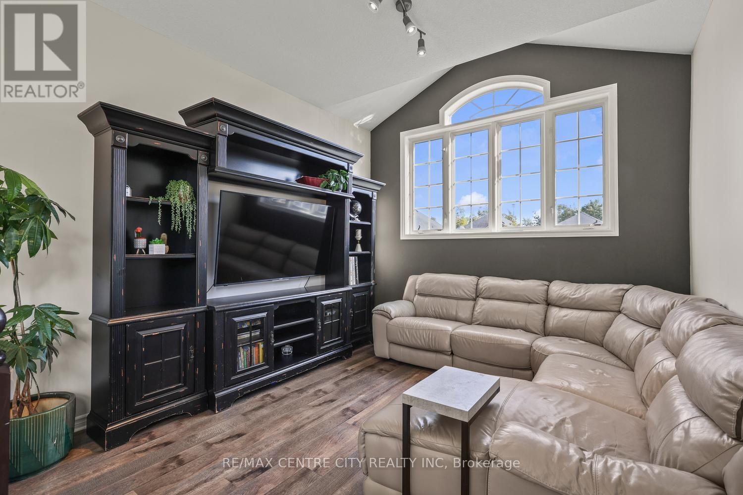 2296 YELLOWBIRCH WAY - 22