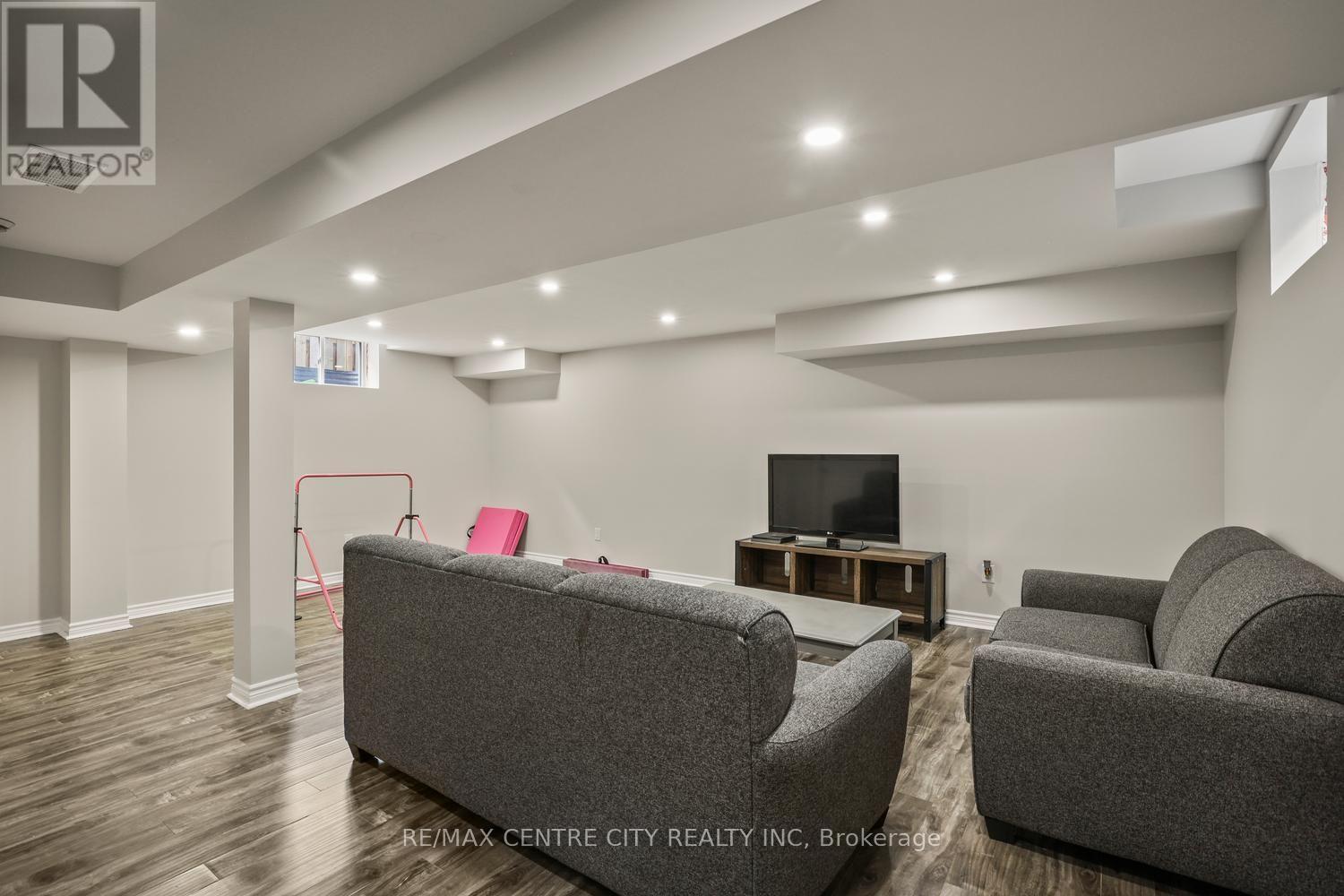 2296 Yellowbirch Way — photo 35
