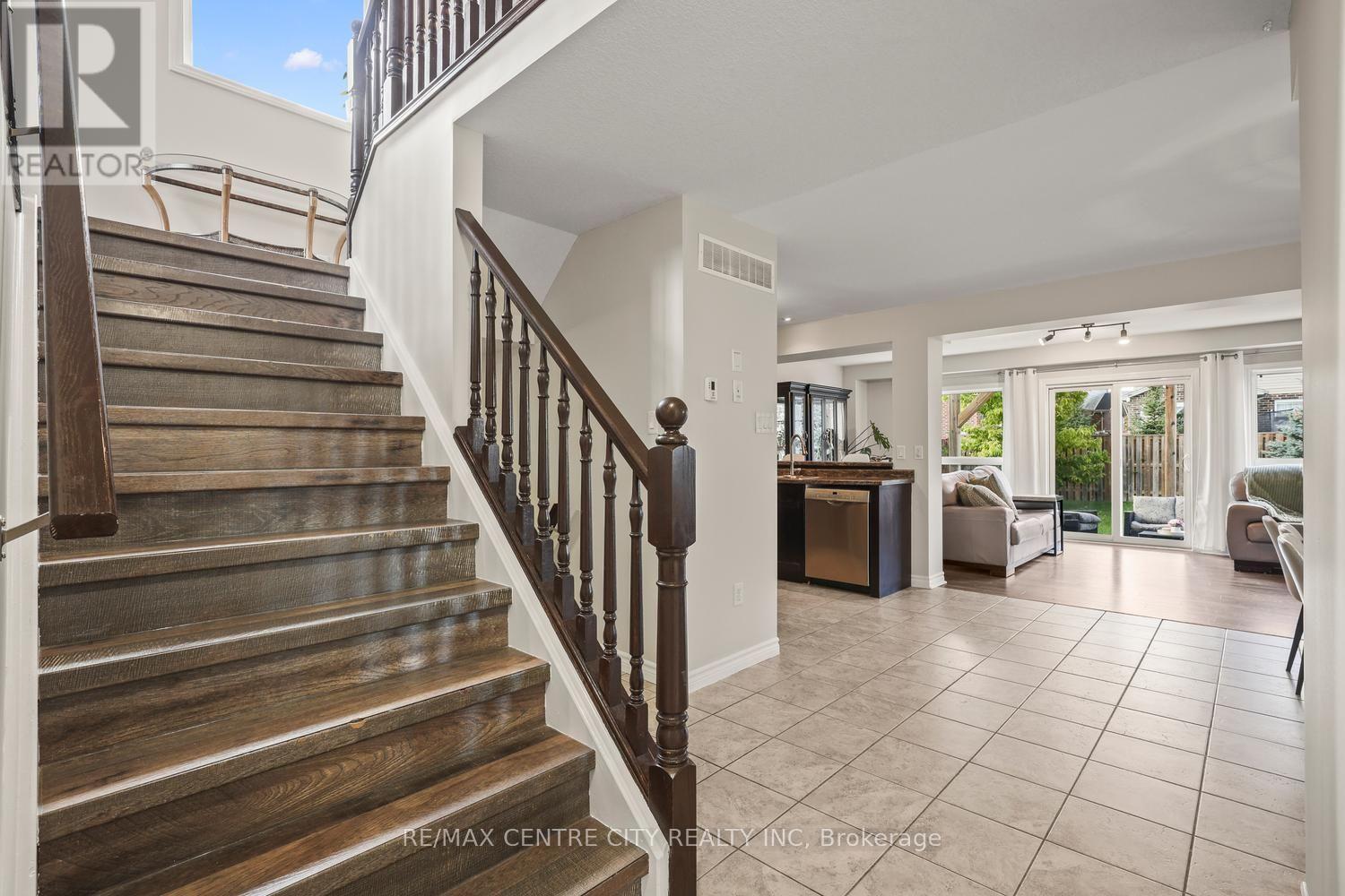 2296 YELLOWBIRCH WAY - 8