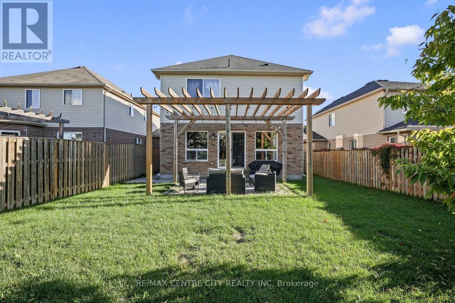 2296 YELLOWBIRCH WAY - 40