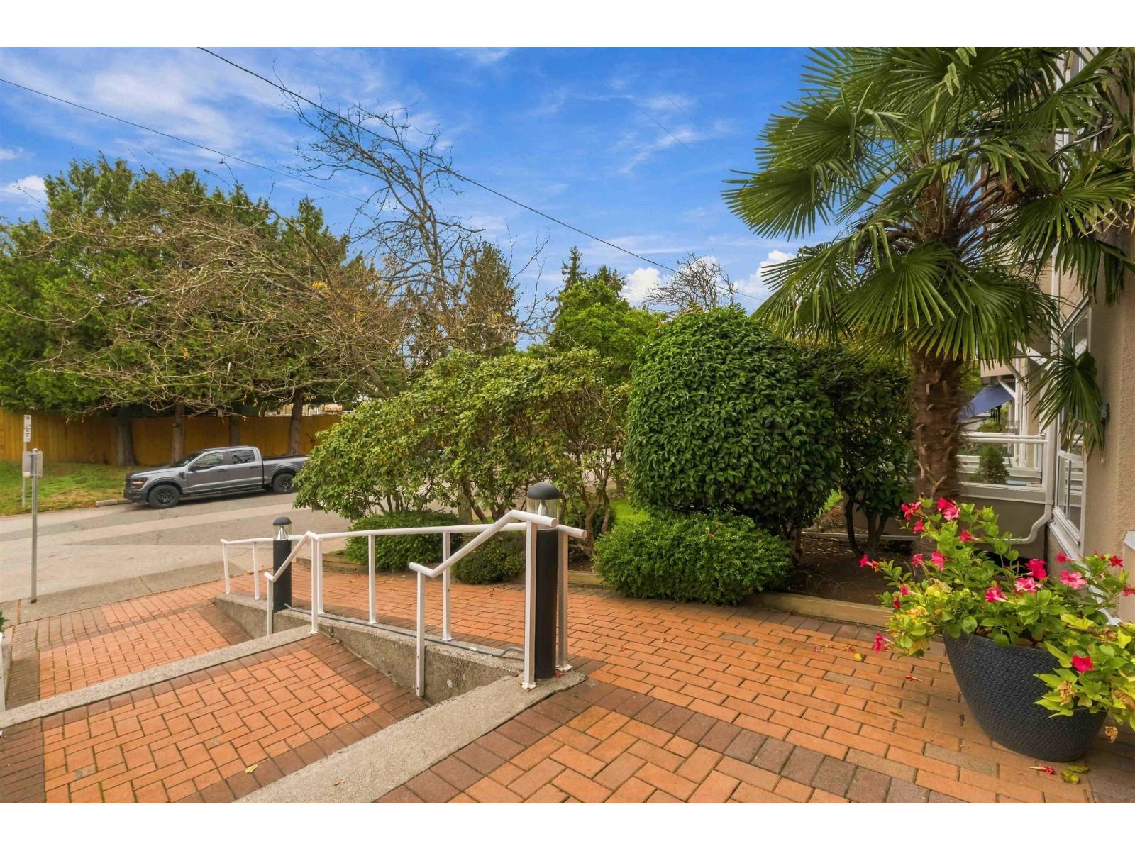 107 15875 MARINE DRIVE, White Rock - Image 1